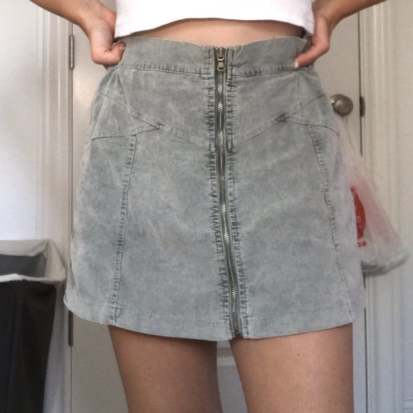 American Eagle Outfitters Dresses & Skirts - American Eagle Zip up green suede skirt